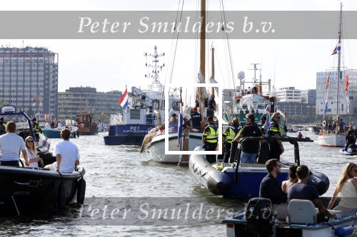 Amsterdam 20 augustus 2025
Koning Willem Alexander Prinses Mabel en (prinses Luana ) Gravin Luana op de groene Draeck tijdens de eerste dag van Sail Amsterdam . Er vaart ongelofelijk veel beveiliging Politie in boten op jet skis en een speciaal beveiligingsteam van de Marechaussee BSB ( Brigade Speciale Beveiligingsopdrachten ) mee met de groene Draeck