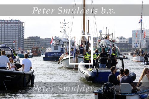 Amsterdam 20 augustus 2025
Koning Willem Alexander Prinses Mabel en (prinses Luana ) Gravin Luana op de groene Draeck tijdens de eerste dag van Sail Amsterdam . Er vaart ongelofelijk veel beveiliging Politie in boten op jet skis en een speciaal beveiligingsteam van de Marechaussee BSB ( Brigade Speciale Beveiligingsopdrachten ) mee met de groene Draeck