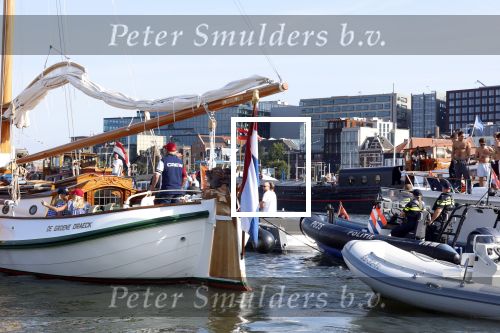 Amsterdam 20 augustus 2025
Koning Willem Alexander Prinses Mabel en (prinses Luana ) Gravin Luana op de groene Draeck tijdens de eerste dag van Sail Amsterdam . Er vaart ongelofelijk veel beveiliging Politie in boten op jet skis en een speciaal beveiligingsteam van de Marechaussee BSB ( Brigade Speciale Beveiligingsopdrachten ) mee met de groene Draeck