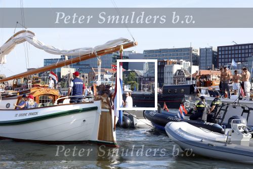 Amsterdam 20 augustus 2025
Koning Willem Alexander Prinses Mabel en (prinses Luana ) Gravin Luana op de groene Draeck tijdens de eerste dag van Sail Amsterdam . Er vaart ongelofelijk veel beveiliging Politie in boten op jet skis en een speciaal beveiligingsteam van de Marechaussee BSB ( Brigade Speciale Beveiligingsopdrachten ) mee met de groene Draeck