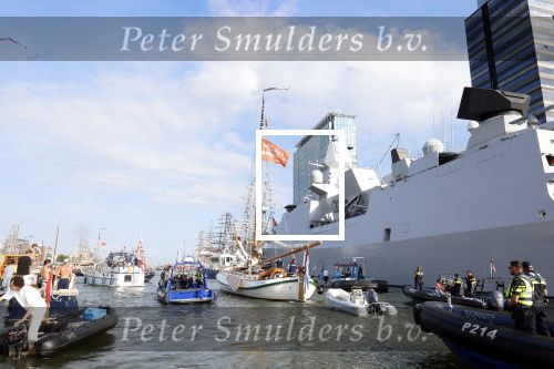 Amsterdam 20 augustus 2025
Koning Willem Alexander Prinses Mabel en (prinses Luana ) Gravin Luana op de groene Draeck tijdens de eerste dag van Sail Amsterdam . Er vaart ongelofelijk veel beveiliging Politie in boten op jet skis en een speciaal beveiligingsteam van de Marechaussee BSB ( Brigade Speciale Beveiligingsopdrachten ) mee met de groene Draeck