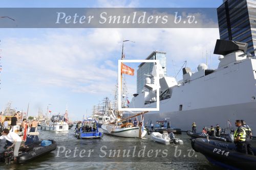Amsterdam 20 augustus 2025
Koning Willem Alexander Prinses Mabel en (prinses Luana ) Gravin Luana op de groene Draeck tijdens de eerste dag van Sail Amsterdam . Er vaart ongelofelijk veel beveiliging Politie in boten op jet skis en een speciaal beveiligingsteam van de Marechaussee BSB ( Brigade Speciale Beveiligingsopdrachten ) mee met de groene Draeck