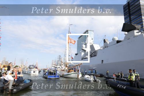 Amsterdam 20 augustus 2025
Koning Willem Alexander Prinses Mabel en (prinses Luana ) Gravin Luana op de groene Draeck tijdens de eerste dag van Sail Amsterdam . Er vaart ongelofelijk veel beveiliging Politie in boten op jet skis en een speciaal beveiligingsteam van de Marechaussee BSB ( Brigade Speciale Beveiligingsopdrachten ) mee met de groene Draeck