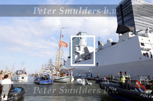 Amsterdam 20 augustus 2025
Koning Willem Alexander Prinses Mabel en (prinses Luana ) Gravin Luana op de groene Draeck tijdens de eerste dag van Sail Amsterdam . Er vaart ongelofelijk veel beveiliging Politie in boten op jet skis en een speciaal beveiligingsteam van de Marechaussee BSB ( Brigade Speciale Beveiligingsopdrachten ) mee met de groene Draeck