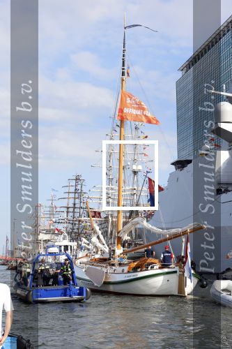 Amsterdam 20 augustus 2025
Koning Willem Alexander Prinses Mabel en (prinses Luana ) Gravin Luana op de groene Draeck tijdens de eerste dag van Sail Amsterdam . Er vaart ongelofelijk veel beveiliging Politie in boten op jet skis en een speciaal beveiligingsteam van de Marechaussee BSB ( Brigade Speciale Beveiligingsopdrachten ) mee met de groene Draeck