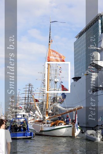 Amsterdam 20 augustus 2025
Koning Willem Alexander Prinses Mabel en (prinses Luana ) Gravin Luana op de groene Draeck tijdens de eerste dag van Sail Amsterdam . Er vaart ongelofelijk veel beveiliging Politie in boten op jet skis en een speciaal beveiligingsteam van de Marechaussee BSB ( Brigade Speciale Beveiligingsopdrachten ) mee met de groene Draeck