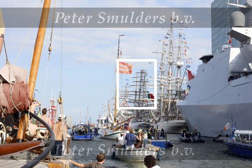 Amsterdam 20 augustus 2025
Koning Willem Alexander Prinses Mabel en (prinses Luana ) Gravin Luana op de groene Draeck tijdens de eerste dag van Sail Amsterdam . Er vaart ongelofelijk veel beveiliging Politie in boten op jet skis en een speciaal beveiligingsteam van de Marechaussee BSB ( Brigade Speciale Beveiligingsopdrachten ) mee met de groene Draeck