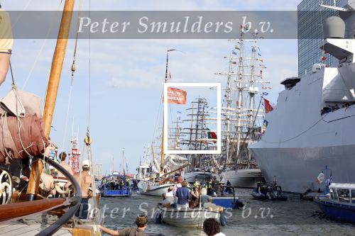 Amsterdam 20 augustus 2025
Koning Willem Alexander Prinses Mabel en (prinses Luana ) Gravin Luana op de groene Draeck tijdens de eerste dag van Sail Amsterdam . Er vaart ongelofelijk veel beveiliging Politie in boten op jet skis en een speciaal beveiligingsteam van de Marechaussee BSB ( Brigade Speciale Beveiligingsopdrachten ) mee met de groene Draeck