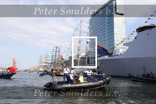 Amsterdam 20 augustus 2025
Koning Willem Alexander Prinses Mabel en (prinses Luana ) Gravin Luana op de groene Draeck tijdens de eerste dag van Sail Amsterdam . Er vaart ongelofelijk veel beveiliging Politie in boten op jet skis en een speciaal beveiligingsteam van de Marechaussee BSB ( Brigade Speciale Beveiligingsopdrachten ) mee met de groene Draeck