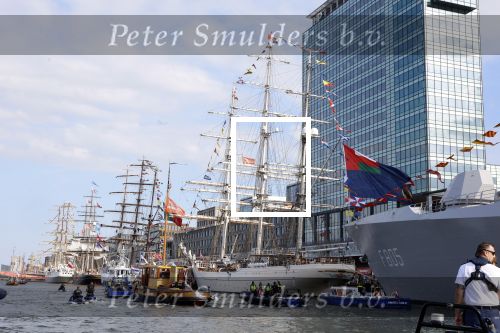 Amsterdam 20 augustus 2025
Koning Willem Alexander Prinses Mabel en (prinses Luana ) Gravin Luana op de groene Draeck tijdens de eerste dag van Sail Amsterdam . Er vaart ongelofelijk veel beveiliging Politie in boten op jet skis en een speciaal beveiligingsteam van de Marechaussee BSB ( Brigade Speciale Beveiligingsopdrachten ) mee met de groene Draeck