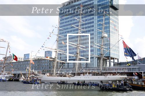 Amsterdam 20 augustus 2025
Koning Willem Alexander Prinses Mabel en (prinses Luana ) Gravin Luana op de groene Draeck tijdens de eerste dag van Sail Amsterdam . Er vaart ongelofelijk veel beveiliging Politie in boten op jet skis en een speciaal beveiligingsteam van de Marechaussee BSB ( Brigade Speciale Beveiligingsopdrachten ) mee met de groene Draeck