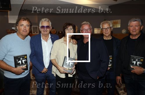 Volendam 12 oktober 2021
Boekpresentatie Jan Keizer bij Hotel Spaander in Volendam . Alle oude bendleden van BZN zijn aanwezig zoals Annie Schilder Carola Smit Jan Tuijp Jack Veerman Thomas Tol Dick Plat en John Meijer