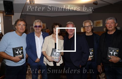 Volendam 12 oktober 2021
Boekpresentatie Jan Keizer bij Hotel Spaander in Volendam . Alle oude bendleden van BZN zijn aanwezig zoals Annie Schilder Carola Smit Jan Tuijp Jack Veerman Thomas Tol Dick Plat en John Meijer