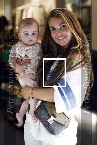 Amsterdam 19 augustus 2025
Jennifer v OOijen ( vriendin Mart Hoogkamer ) en hun dochter Logan samen met goede vriendin Ann Dominique Welten aan het winkeln in amsterdam zuid.