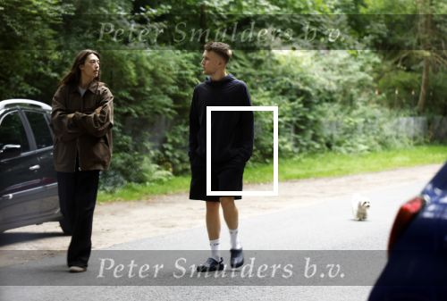 Huizen 16 augustus 2025
Julian Vahle met zijn vriendin bij het huis van zijn moeder Linda de Mol