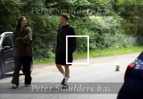 Huizen 16 augustus 2025
Julian Vahle met zijn vriendin bij het huis van zijn moeder Linda de Mol