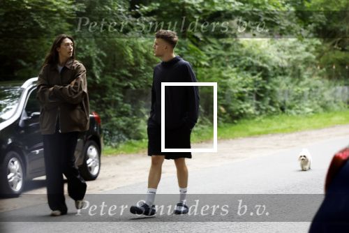 Huizen 16 augustus 2025
Julian Vahle met zijn vriendin bij het huis van zijn moeder Linda de Mol