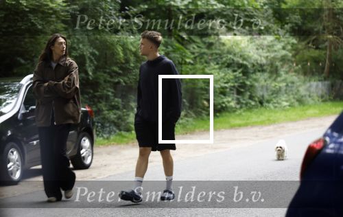 Huizen 16 augustus 2025
Julian Vahle met zijn vriendin bij het huis van zijn moeder Linda de Mol