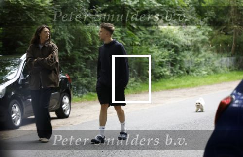 Huizen 16 augustus 2025
Julian Vahle met zijn vriendin bij het huis van zijn moeder Linda de Mol