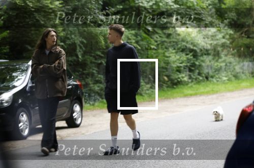 Huizen 16 augustus 2025
Julian Vahle met zijn vriendin bij het huis van zijn moeder Linda de Mol