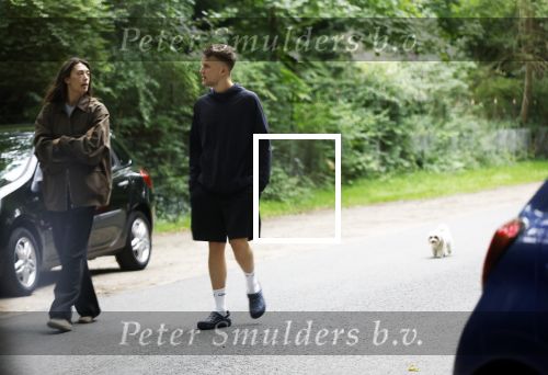 Huizen 16 augustus 2025
Julian Vahle met zijn vriendin bij het huis van zijn moeder Linda de Mol