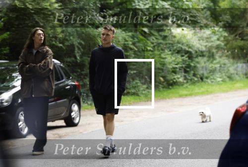 Huizen 16 augustus 2025
Julian Vahle met zijn vriendin bij het huis van zijn moeder Linda de Mol