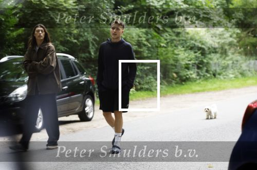 Huizen 16 augustus 2025
Julian Vahle met zijn vriendin bij het huis van zijn moeder Linda de Mol