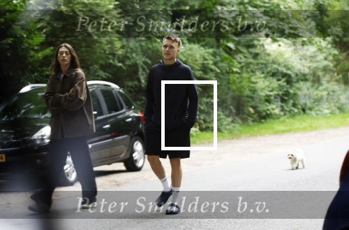 Huizen 16 augustus 2025
Julian Vahle met zijn vriendin bij het huis van zijn moeder Linda de Mol