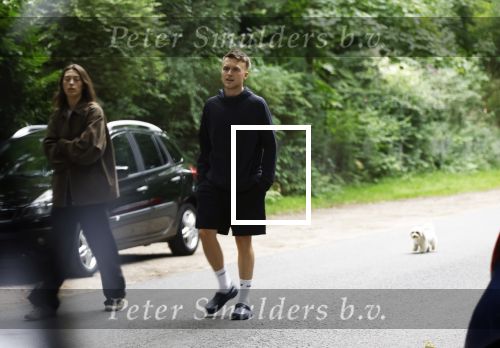Huizen 16 augustus 2025
Julian Vahle met zijn vriendin bij het huis van zijn moeder Linda de Mol