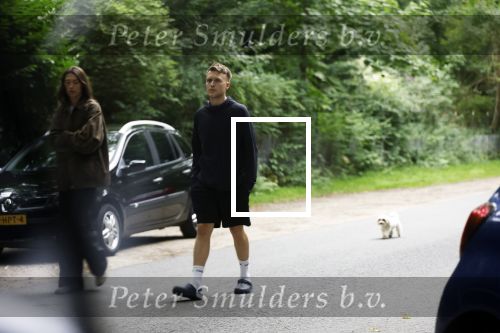 Huizen 16 augustus 2025
Julian Vahle met zijn vriendin bij het huis van zijn moeder Linda de Mol
