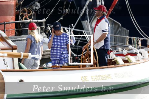 Amsterdam 20 augustus 2025
Koning Willem Alexander Prinses Mabel en (prinses Luana ) Gravin Luana op de groene Draeck tijdens de eerste dag van Sail Amsterdam . Er vaart ongelofelijk veel beveiliging Politie in boten op jet skis en een speciaal beveiligingsteam van de Marechaussee BSB ( Brigade Speciale Beveiligingsopdrachten ) mee met de groene Draeck