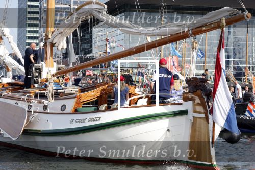 Amsterdam 20 augustus 2025
Koning Willem Alexander Prinses Mabel en (prinses Luana ) Gravin Luana op de groene Draeck tijdens de eerste dag van Sail Amsterdam . Er vaart ongelofelijk veel beveiliging Politie in boten op jet skis en een speciaal beveiligingsteam van de Marechaussee BSB ( Brigade Speciale Beveiligingsopdrachten ) mee met de groene Draeck