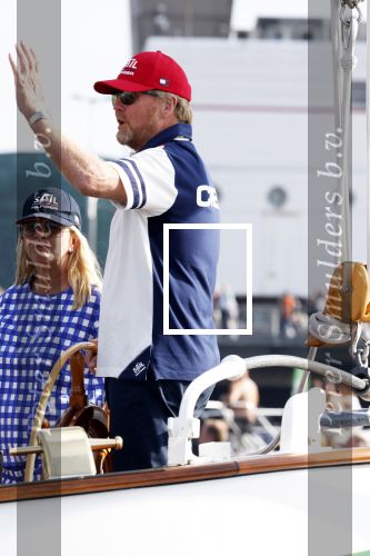 Amsterdam 20 augustus 2025
Koning Willem Alexander Prinses Mabel en (prinses Luana ) Gravin Luana op de groene Draeck tijdens de eerste dag van Sail Amsterdam . Er vaart ongelofelijk veel beveiliging Politie in boten op jet skis en een speciaal beveiligingsteam van de Marechaussee BSB ( Brigade Speciale Beveiligingsopdrachten ) mee met de groene Draeck