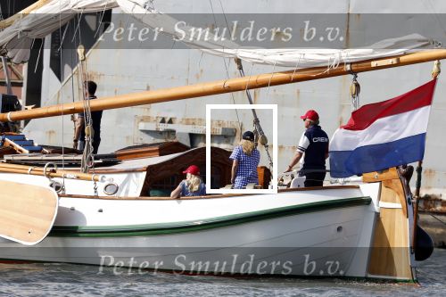 Amsterdam 20 augustus 2025
Koning Willem Alexander Prinses Mabel en (prinses Luana ) Gravin Luana op de groene Draeck tijdens de eerste dag van Sail Amsterdam . Er vaart ongelofelijk veel beveiliging Politie in boten op jet skis en een speciaal beveiligingsteam van de Marechaussee BSB ( Brigade Speciale Beveiligingsopdrachten ) mee met de groene Draeck