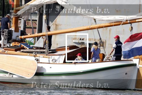 Amsterdam 20 augustus 2025
Koning Willem Alexander Prinses Mabel en (prinses Luana ) Gravin Luana op de groene Draeck tijdens de eerste dag van Sail Amsterdam . Er vaart ongelofelijk veel beveiliging Politie in boten op jet skis en een speciaal beveiligingsteam van de Marechaussee BSB ( Brigade Speciale Beveiligingsopdrachten ) mee met de groene Draeck