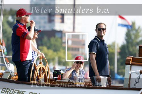 Amsterdam 20 augustus 2025
Koning Willem Alexander Prinses Mabel en (prinses Luana ) Gravin Luana op de groene Draeck tijdens de eerste dag van Sail Amsterdam . Er vaart ongelofelijk veel beveiliging Politie in boten op jet skis en een speciaal beveiligingsteam van de Marechaussee BSB ( Brigade Speciale Beveiligingsopdrachten ) mee met de groene Draeck