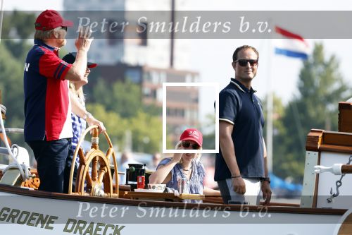Amsterdam 20 augustus 2025
Koning Willem Alexander Prinses Mabel en (prinses Luana ) Gravin Luana op de groene Draeck tijdens de eerste dag van Sail Amsterdam . Er vaart ongelofelijk veel beveiliging Politie in boten op jet skis en een speciaal beveiligingsteam van de Marechaussee BSB ( Brigade Speciale Beveiligingsopdrachten ) mee met de groene Draeck