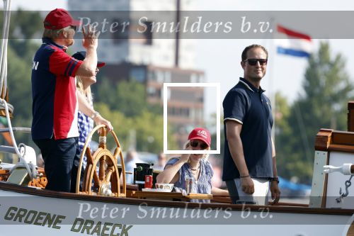Amsterdam 20 augustus 2025
Koning Willem Alexander Prinses Mabel en (prinses Luana ) Gravin Luana op de groene Draeck tijdens de eerste dag van Sail Amsterdam . Er vaart ongelofelijk veel beveiliging Politie in boten op jet skis en een speciaal beveiligingsteam van de Marechaussee BSB ( Brigade Speciale Beveiligingsopdrachten ) mee met de groene Draeck