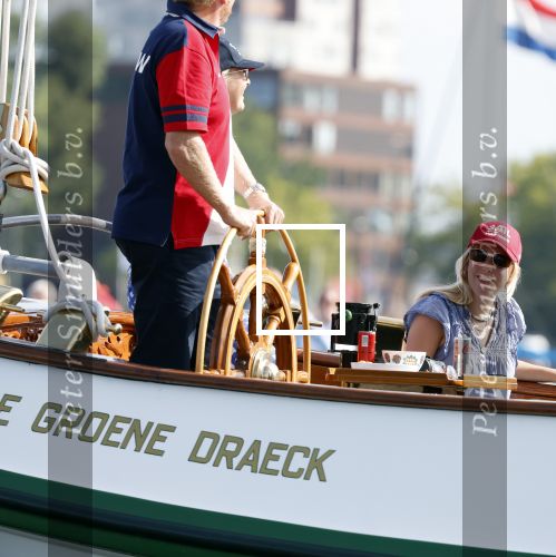 Amsterdam 20 augustus 2025
Koning Willem Alexander Prinses Mabel en (prinses Luana ) Gravin Luana op de groene Draeck tijdens de eerste dag van Sail Amsterdam . Er vaart ongelofelijk veel beveiliging Politie in boten op jet skis en een speciaal beveiligingsteam van de Marechaussee BSB ( Brigade Speciale Beveiligingsopdrachten ) mee met de groene Draeck