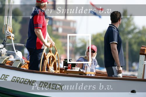 Amsterdam 20 augustus 2025
Koning Willem Alexander Prinses Mabel en (prinses Luana ) Gravin Luana op de groene Draeck tijdens de eerste dag van Sail Amsterdam . Er vaart ongelofelijk veel beveiliging Politie in boten op jet skis en een speciaal beveiligingsteam van de Marechaussee BSB ( Brigade Speciale Beveiligingsopdrachten ) mee met de groene Draeck