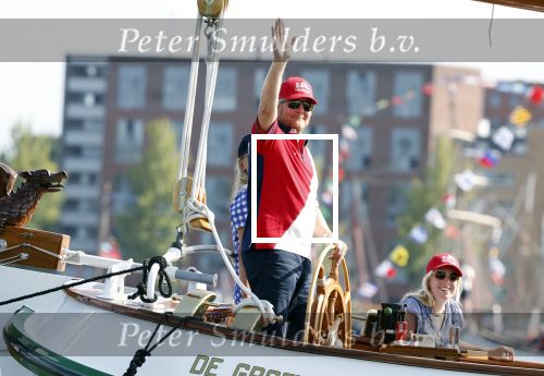 Amsterdam 20 augustus 2025
Koning Willem Alexander Prinses Mabel en (prinses Luana ) Gravin Luana op de groene Draeck tijdens de eerste dag van Sail Amsterdam . Er vaart ongelofelijk veel beveiliging Politie in boten op jet skis en een speciaal beveiligingsteam van de Marechaussee BSB ( Brigade Speciale Beveiligingsopdrachten ) mee met de groene Draeck