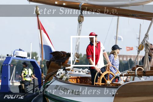 Amsterdam 20 augustus 2025
Koning Willem Alexander Prinses Mabel en (prinses Luana ) Gravin Luana op de groene Draeck tijdens de eerste dag van Sail Amsterdam . Er vaart ongelofelijk veel beveiliging Politie in boten op jet skis en een speciaal beveiligingsteam van de Marechaussee BSB ( Brigade Speciale Beveiligingsopdrachten ) mee met de groene Draeck