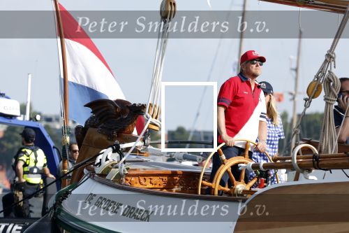 Amsterdam 20 augustus 2025
Koning Willem Alexander Prinses Mabel en (prinses Luana ) Gravin Luana op de groene Draeck tijdens de eerste dag van Sail Amsterdam . Er vaart ongelofelijk veel beveiliging Politie in boten op jet skis en een speciaal beveiligingsteam van de Marechaussee BSB ( Brigade Speciale Beveiligingsopdrachten ) mee met de groene Draeck
