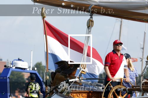 Amsterdam 20 augustus 2025
Koning Willem Alexander Prinses Mabel en (prinses Luana ) Gravin Luana op de groene Draeck tijdens de eerste dag van Sail Amsterdam . Er vaart ongelofelijk veel beveiliging Politie in boten op jet skis en een speciaal beveiligingsteam van de Marechaussee BSB ( Brigade Speciale Beveiligingsopdrachten ) mee met de groene Draeck