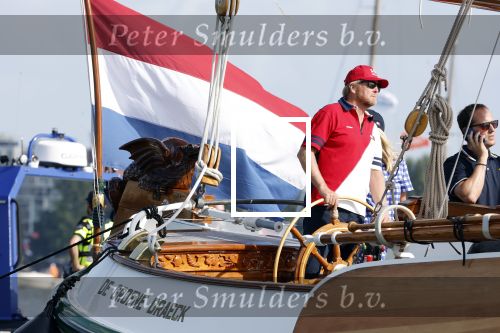 Amsterdam 20 augustus 2025
Koning Willem Alexander Prinses Mabel en (prinses Luana ) Gravin Luana op de groene Draeck tijdens de eerste dag van Sail Amsterdam . Er vaart ongelofelijk veel beveiliging Politie in boten op jet skis en een speciaal beveiligingsteam van de Marechaussee BSB ( Brigade Speciale Beveiligingsopdrachten ) mee met de groene Draeck