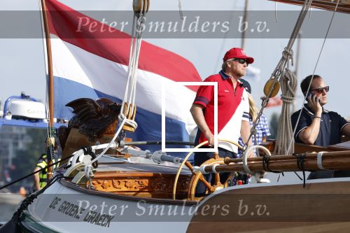 Amsterdam 20 augustus 2025
Koning Willem Alexander Prinses Mabel en (prinses Luana ) Gravin Luana op de groene Draeck tijdens de eerste dag van Sail Amsterdam . Er vaart ongelofelijk veel beveiliging Politie in boten op jet skis en een speciaal beveiligingsteam van de Marechaussee BSB ( Brigade Speciale Beveiligingsopdrachten ) mee met de groene Draeck