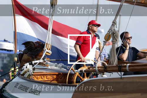 Amsterdam 20 augustus 2025
Koning Willem Alexander Prinses Mabel en (prinses Luana ) Gravin Luana op de groene Draeck tijdens de eerste dag van Sail Amsterdam . Er vaart ongelofelijk veel beveiliging Politie in boten op jet skis en een speciaal beveiligingsteam van de Marechaussee BSB ( Brigade Speciale Beveiligingsopdrachten ) mee met de groene Draeck
