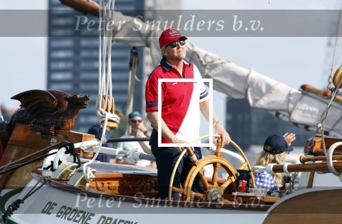 Amsterdam 20 augustus 2025
Koning Willem Alexander Prinses Mabel en (prinses Luana ) Gravin Luana op de groene Draeck tijdens de eerste dag van Sail Amsterdam . Er vaart ongelofelijk veel beveiliging Politie in boten op jet skis en een speciaal beveiligingsteam van de Marechaussee BSB ( Brigade Speciale Beveiligingsopdrachten ) mee met de groene Draeck