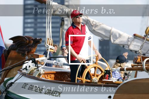Amsterdam 20 augustus 2025
Koning Willem Alexander Prinses Mabel en (prinses Luana ) Gravin Luana op de groene Draeck tijdens de eerste dag van Sail Amsterdam . Er vaart ongelofelijk veel beveiliging Politie in boten op jet skis en een speciaal beveiligingsteam van de Marechaussee BSB ( Brigade Speciale Beveiligingsopdrachten ) mee met de groene Draeck