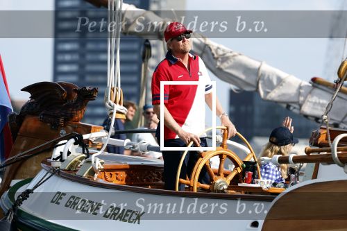 Amsterdam 20 augustus 2025
Koning Willem Alexander Prinses Mabel en (prinses Luana ) Gravin Luana op de groene Draeck tijdens de eerste dag van Sail Amsterdam . Er vaart ongelofelijk veel beveiliging Politie in boten op jet skis en een speciaal beveiligingsteam van de Marechaussee BSB ( Brigade Speciale Beveiligingsopdrachten ) mee met de groene Draeck